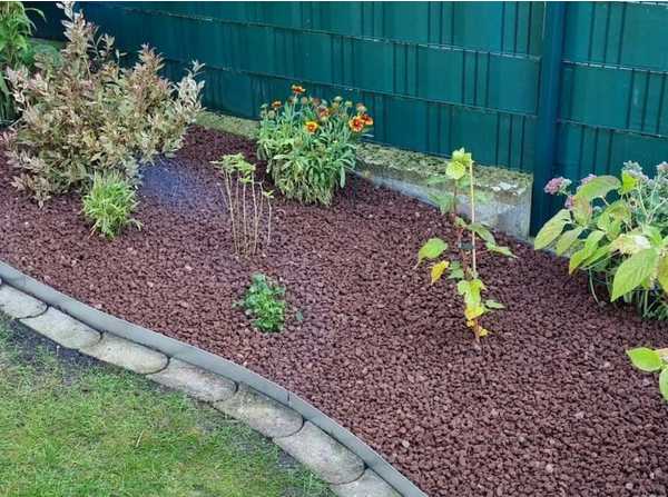 Professionelle Gartenpflege 14 Mulchschicht zur Bodenverbesserung und Unkrauthemmung