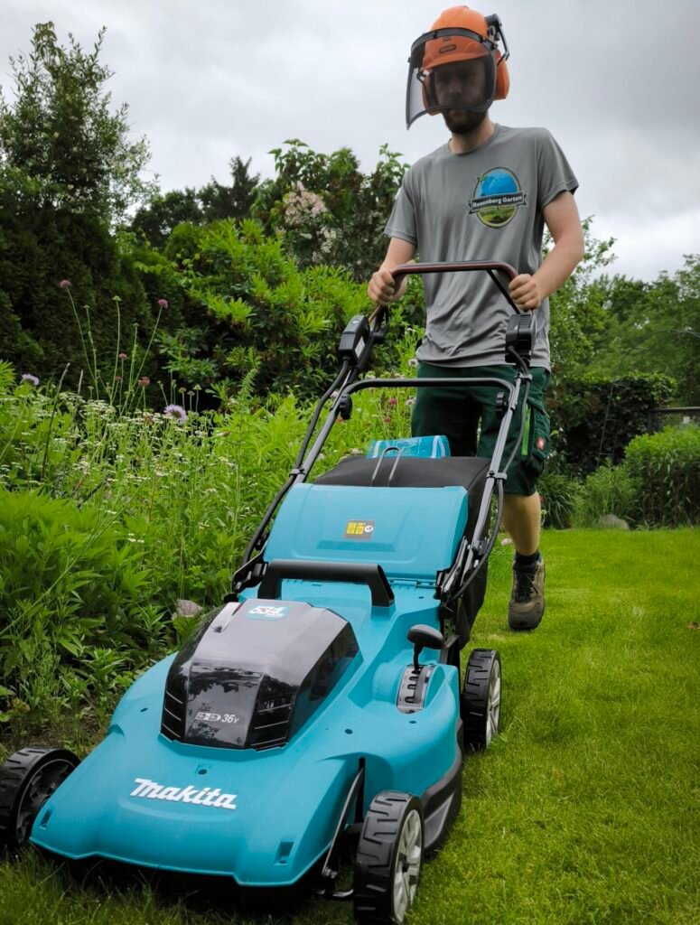 Professionelle Gartenpflege 20 Rasenmähen im Rahmen der professionellen Gartenpflege