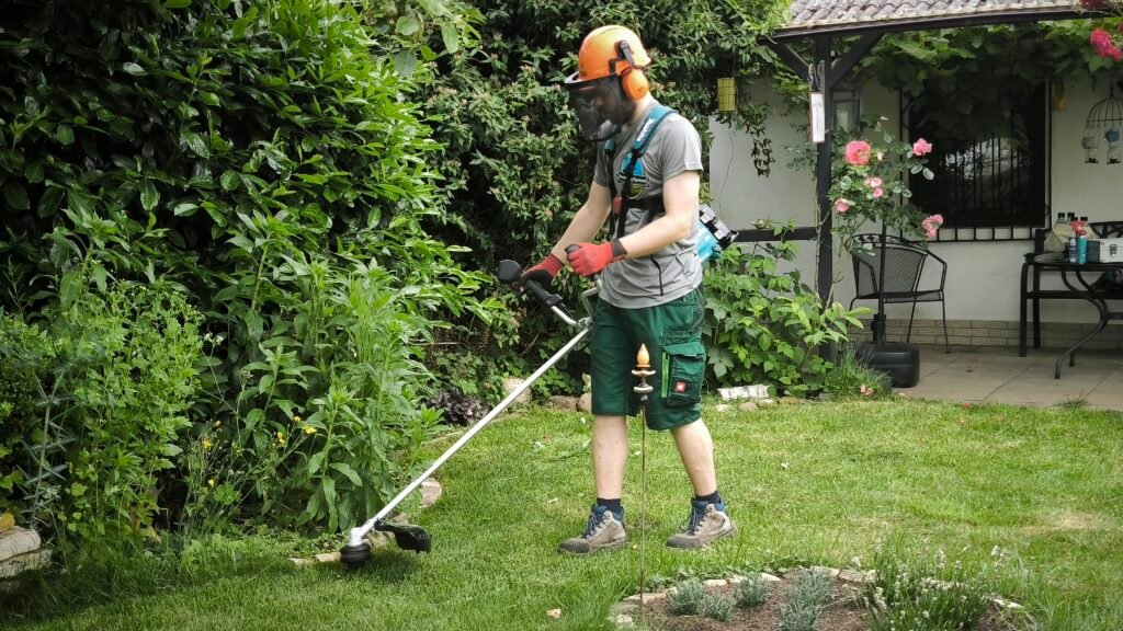 Professionelle Gartenpflege 19 Professioneller Rasenkantenschnitt mit Motorsense