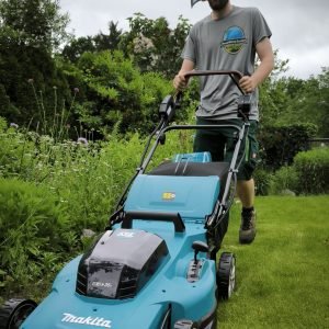 Rasenmähen im Rahmen der professionellen Gartenpflege